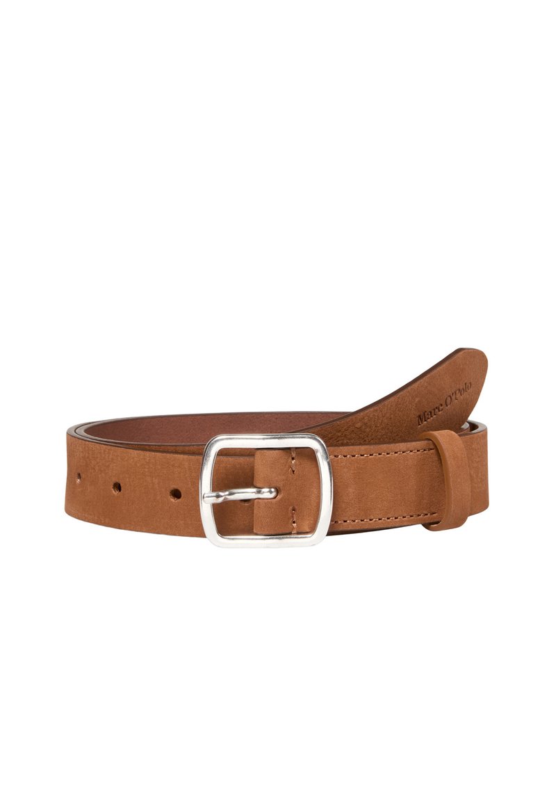 Leren riem in tan kleur met een zilveren metalen gesp, gladde textuur en vijf gaten voor maatverstelling. Logo is aan de binnenkant geperst.