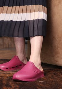 BOSS TITANIUM UNISEX - Mulas - bright pink