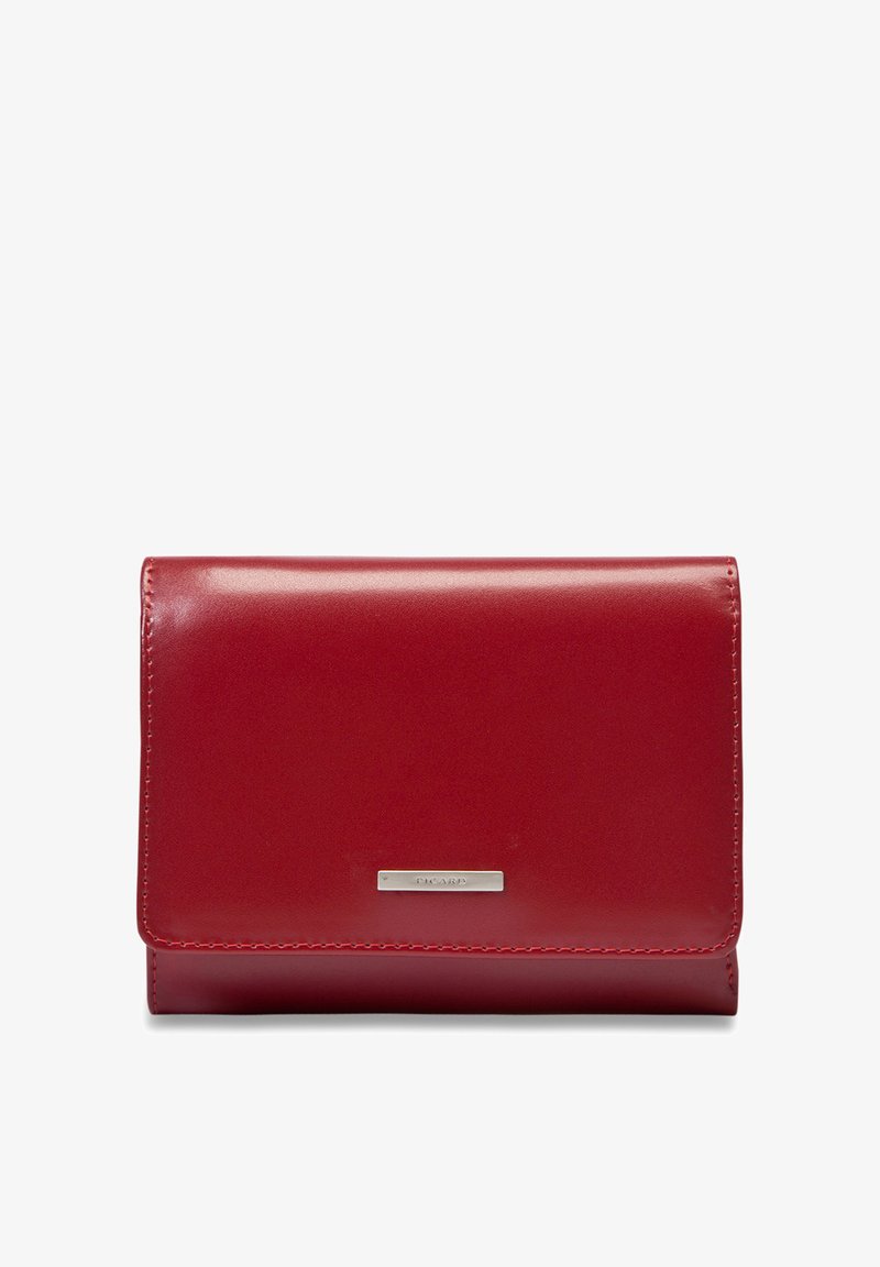 Portefeuille en cuir rouge avec une plaque de marque argentée sur le devant et des coutures soignées le long des bords, présenté fermé sur fond blanc.