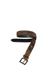 Cinturón de cuero marrón con tachuelas metálicas decorativas y patrones grabados, con una hebilla rectangular de plata y un reverso liso negro.