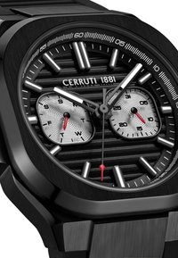 Orologio Cerruti 1881 con cassa in acciaio inossidabile nero, quadrante a strisce nere, due sottodial in argento e dettagli rossi sulle lancette.