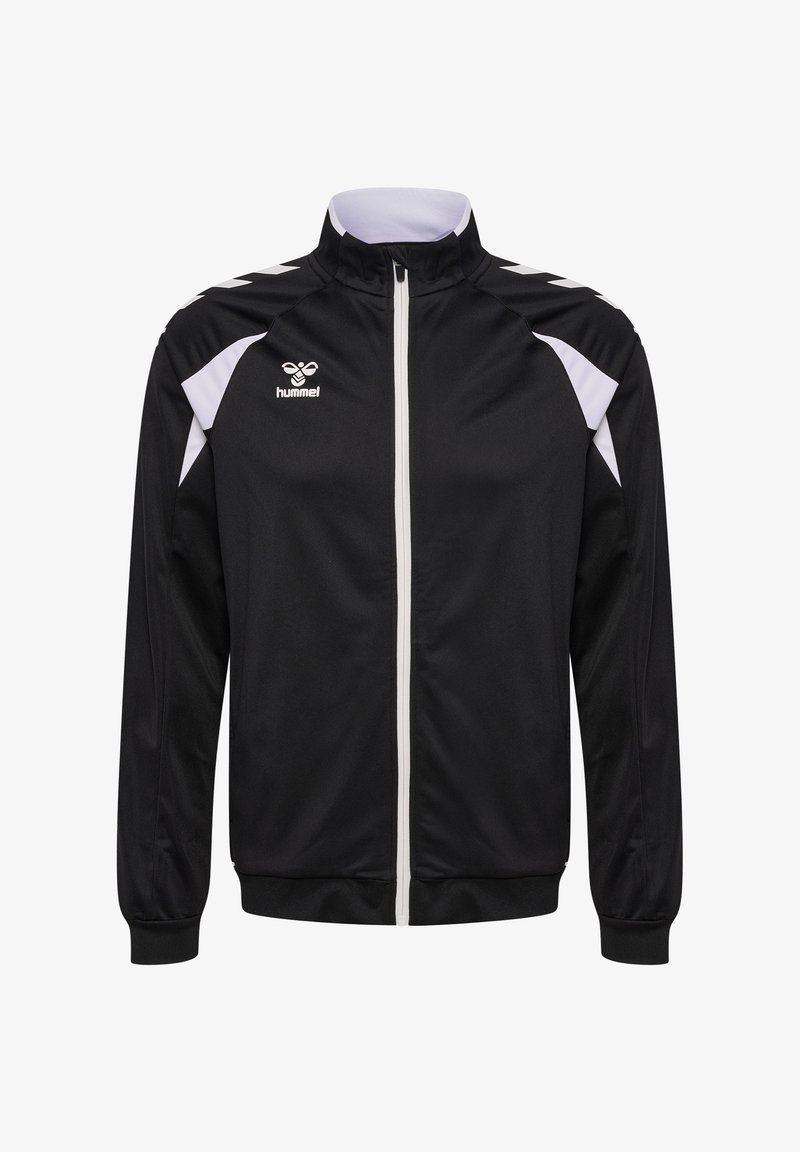Czarna sportowa kurtka z białym zamkiem błyskawicznym, białymi akcentami na ramionach oraz logo hummel po lewej stronie klatki piersiowej, prezentowana na białym tle.