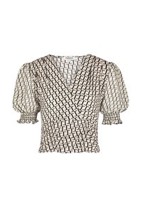 Blusa envolvente de manga corta en rosa claro con un patrón geométrico negro, que presenta detalles fruncidos y mangas abullonadas con elástico.