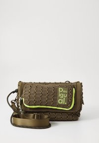 Bolso tejido marrón con detalles verdes. Forma rectangular, superficie texturizada, correa desmontable y logo destacado en la parte frontal.