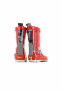 Bottes de pluie en caoutchouc rouge avec un motif camouflage gris, des motifs d'éclairs et des accents jaunes en forme de banane. Présente une semelle texturée et un talon renforcé.