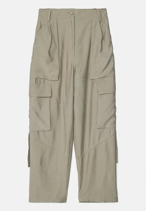 Pantaloni cargo grigio chiaro con vita alta, davanti plissettato, numerose tasche laterali e gamba affusolata con una texture liscia.