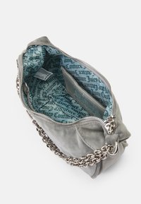 Borsa a tracolla in suede grigio con catena, dotata di chiusura con zip e fodera interna in tessuto blu a fantasia. Dettaglio a pattina all'esterno.