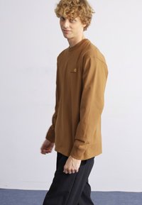 Carhartt WIP AMERICAN SCRIPT - Topper langermet - hamilton brown