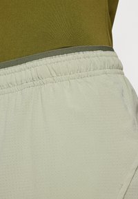 Peak Performance TRAIL LIGHT SHORTS - Športne kratke hlače - limit green/pine needle