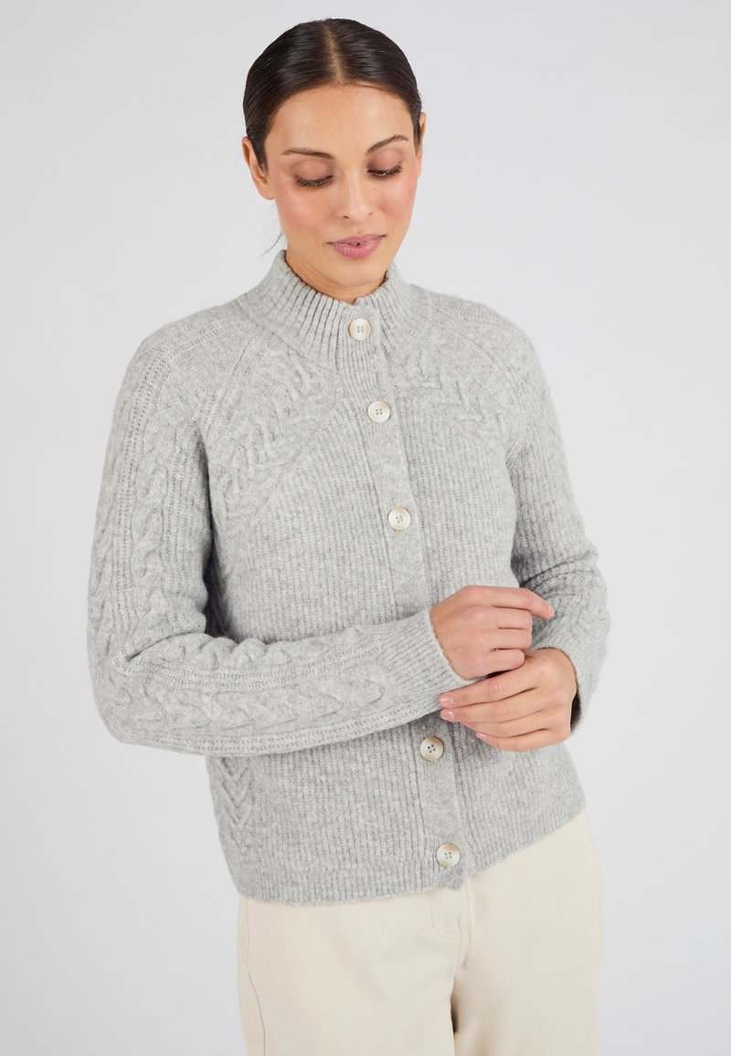 Cárdigan de punto en gris con un alto cuello, que presenta grandes botones en color crema y puños de manga acanalados. Tejido texturizado, diseño ajustado.