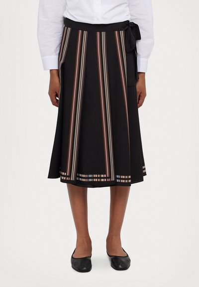 Falda negra con rayas verticales en varios colores. Presenta una cintura con lazo y un dobladillo acentuado por un patrón de rayas horizontales.