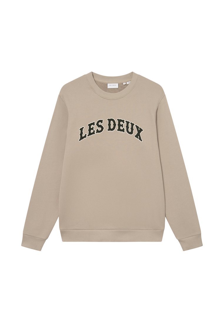 Μπεζ φούτερ με την ένδειξη "LES DEUX" σε σκούρο πράσινο χρώμα σε καμπύλη γραφή. Κατασκευασμένο από μαλακό ύφασμα, με ribbed λαιμόκοψη και μανίκια, προσφέροντας κλασική εφαρμογή.