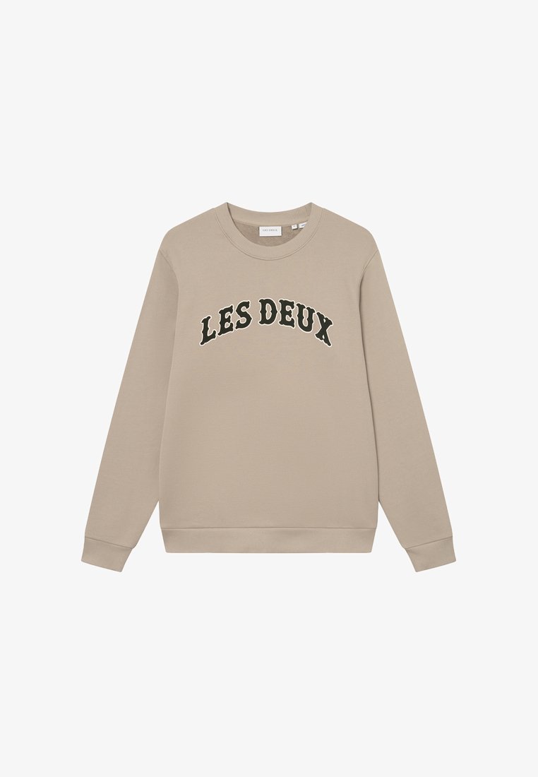 Μπεζ φούτερ με την ένδειξη "LES DEUX" σε σκούρο πράσινο χρώμα σε καμπύλη γραφή. Κατασκευασμένο από μαλακό ύφασμα, με ribbed λαιμόκοψη και μανίκια, προσφέροντας κλασική εφαρμογή.