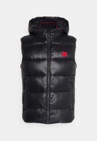 Schwarze Steppweste mit Kapuze, vorne mit Reißverschluss, gesteppter Musterung und einem roten Markenlogo-Emblem auf der Brust. Glatte, glänzende Oberfläche.