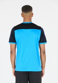 Kortärmad träningsskjorta i ljusblått med svarta detaljer på axlarna; slät textur, rundad halsringning och kontrasterande kanter vid ärmarna.