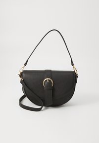Bolso de cuero sintético negro con bordes redondeados, herrajes dorados, una correa y un cierre decorativo de hebilla sobre una superficie lisa.