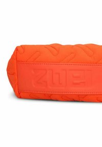 Borsa imbottita di un vivace arancione con texture trapuntata e una patch con logo in rilievo liscia. Forma rettangolare, design compatto, adatta per accessori.