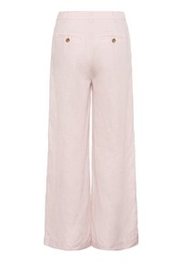 Světle růžové lněné kalhoty s širokými nohavicemi a hladkým povrchem, obsahující dvě zadní kapsy a knoflíky v zlatém tónu.
