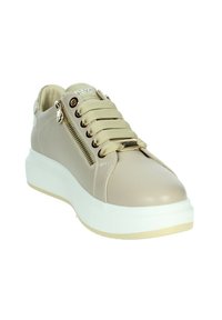 Sneakers sintetici beige con una suola bianca spessa, dotati di una cerniera laterale, cuciture decorative e lacci beige.