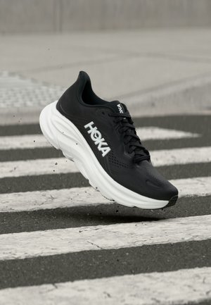 HOKA CLIFTON 11 - Обувки за бягане по асфалт - black/white