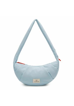 Bolso de hombro azul claro con forma de media luna, con correa acolchada y tiradores de cremallera rojos, con una pequeña placa rectangular metálica con el logo.