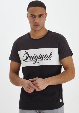 Crno-bijela kratkotrajna majica s kratkim rukavima koja sadrži "Original" logo u kurzivu. Izrađena od pamuka, ima klasičan ovalni izrez i regularan kroj.