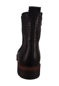Schwarze Leder-Ankle-Boots mit runder Spitze, strukturiertem Nähen und brauner Gummisohle. Verfügt über eine Zuglasche für einfaches Anziehen.