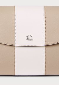 Clutch a busta beige e bianca realizzata in materiale testurizzato. Presenta un logo in argento e dettagli di cucitura lungo i bordi. Forma rettangolare.