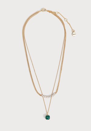 Collier chaîne en or à double couche avec une rangée de petites pierres claires et un pendentif en pierre précieuse verte carrée.