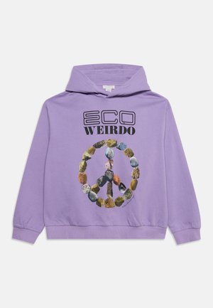 Fialová mikina s kapucňou s textom "ECO WEIRDO" nad symbolom mieru z farebných kameňov na prednej strane.