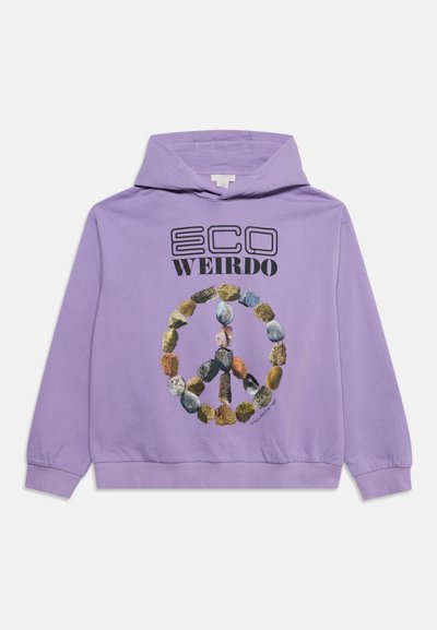 Μωβ φούτερ με κουκούλα με κείμενο "ECO WEIRDO" πάνω από ένα σύμβολο ειρήνης από πολύχρωμες πέτρες μπροστά.