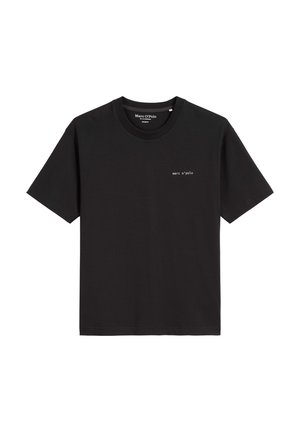 Prosty czarny t-shirt z krótkim rękawem, okrągłym dekoltem i małym białym tekstem "marc o'polo" na lewej piersi.