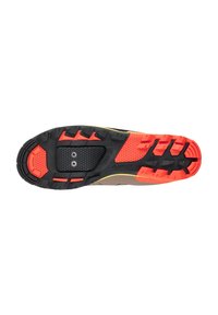 Sole di scarpa da trail running, con gomma nera e texture grip, accenti rossi e arancioni, e un pannello centrale con due viti.