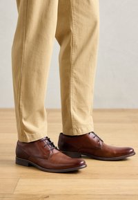 Klassiset nauhakengät - cognac
