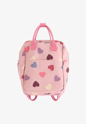 Zaino rosa con un motivo a cuori in vari colori. Presenta due manici superiori, una chiusura con zip e una tasca frontale per ulteriore spazio di archiviazione.