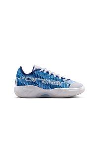 Baskets basses bleu et blanc avec tige en mesh, lacets blancs et semelle blanche épaisse, vue de côté sur fond blanc.