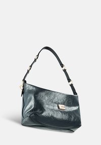 Donkergroene leren handtas met een gestructureerde afwerking, een gebogen vorm en een enkele band met gouden hardware accenten.