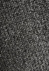 Textúrovaná tkanina v tmavosivých odtieňoch, s hustým, mäkkým vlasom a mierne žíhaným vzorom, vhodná na čalúnenie alebo textilné aplikácie.