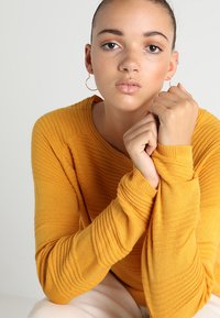 ONLY ONLCAVIAR - Camisola - golden yellow