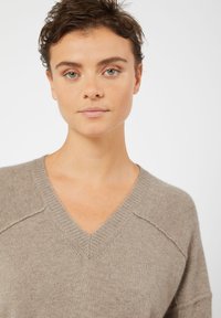 Rodier V-NECK IN 4-THREAD - Trui - taupe