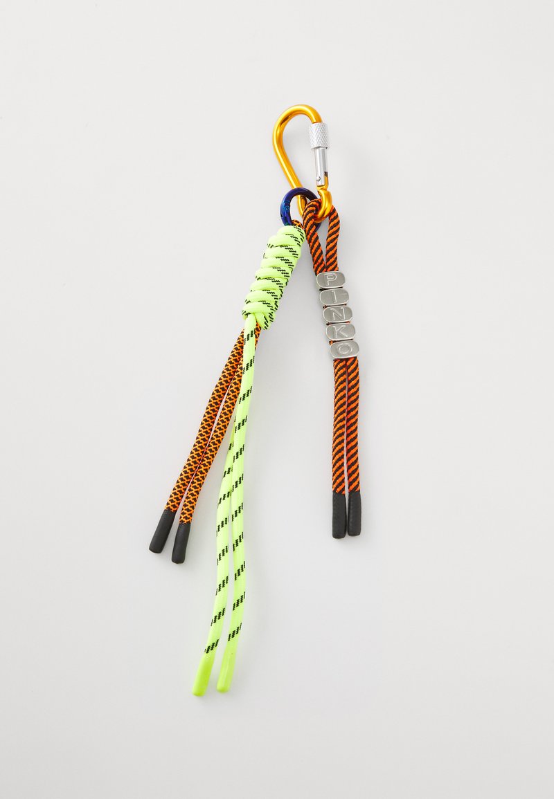 Chaveiro com cordões padronizados em verde-neon e laranja, um mosquetão metálico e letras prateadas a soletrar "PINKO." Design texturizado e multicolorido.