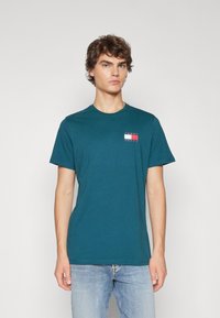 Tommy Jeans SLIM ESSENTIAL FLAG TEE - Tričko s potlačou - deep seawater