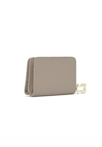 Cartera de cuero beige con acabado texturizado, forma rectangular y detalle de herrajes en tono dorado en un lateral.