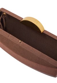 Brązowa kopertówka z tkaniny z półokrągłym złotym zapięciem, pokazana otwarta, ukazująca pustą podszewkę wnętrza.