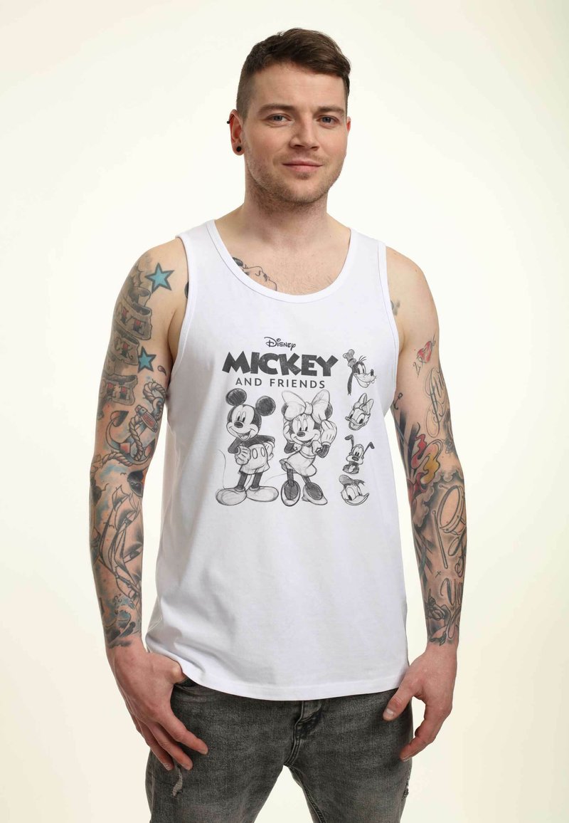 Camiseta sin mangas de algodón blanca con un estampado de Mickey Mouse y sus amigos en contornos negros. El diseño incluye detalles de personajes de dibujos animados.