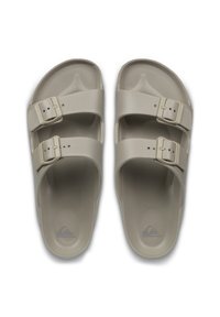Γκρι σανδάλια με δύο λουράκια και ρυθμιζόμενες αγκράφες, με ματ, λείο φινίρισμα, εργονομική σόλα και διακριτικό λογότυπο χαραγμένο στη σόλα.