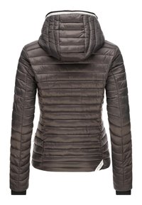 Veste rembourrée à capuche de couleur gris foncé avec une texture matelassée. Dispose de poignets côtelés et d'une étiquette à l'ourlet. Matière lisse et légère.