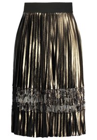 Metallisk svart veckad kjol med svart elastisk midjeband och en genomskinlig spetsdetalj vid fållen, vilket skapar en texturerad lager-effekt.