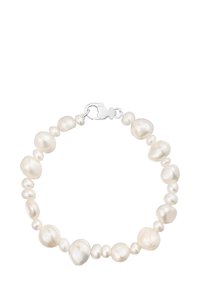 Bransoletka z nieregularnie ukształtowanymi białymi perłami i srebrnym zapięciem typu karabińczyk na białym tle.