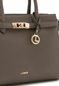 Sac à main en cuir gris avec des accessoires en or, doté d'un pendentif détachable et d'un logo de marque à l'avant. Forme rectangulaire avec des poignées robustes.